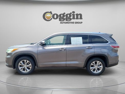 Used 2015 Toyota Highlander XLE FWD image 2