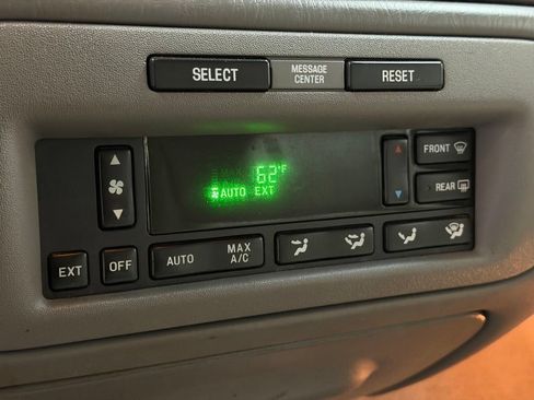 Used 2000 Lincoln Town Car Executive RWD image 28