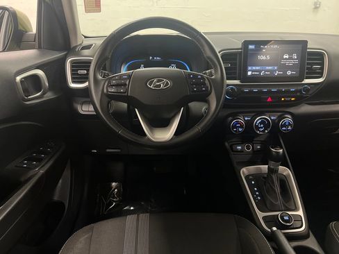 Used 2024 Hyundai Venue SEL FWD image 14