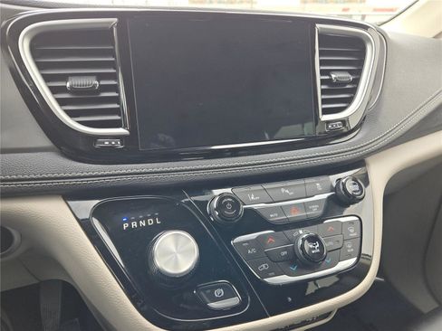 Certified 2024 Chrysler Pacifica Limited FWD image 30