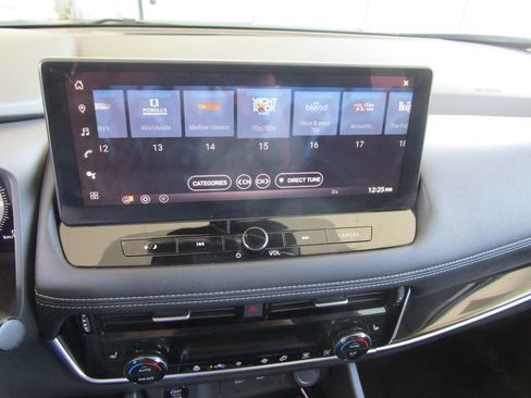 Used 2025 Nissan Rogue SL AWD/4WD image 36