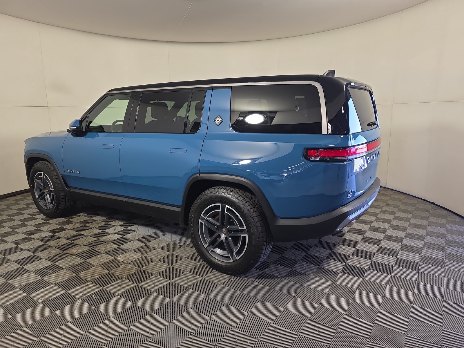 Used 2025 Rivian R1S Adventure Dual AWD/4WD image 3