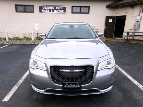 Used 2018 Chrysler 300 Limited image 8