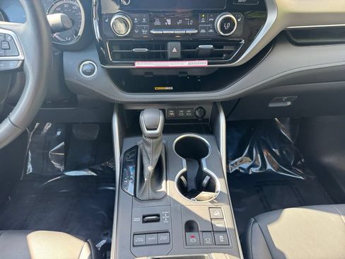 Used 2024 Toyota Highlander XLE AWD/4WD image 11
