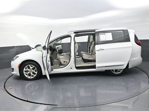 Used 2020 Chrysler Pacifica Limited image 28