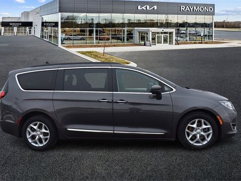 Used 2017 Chrysler Pacifica Touring-L w/ Tire & Wheel Group image 2