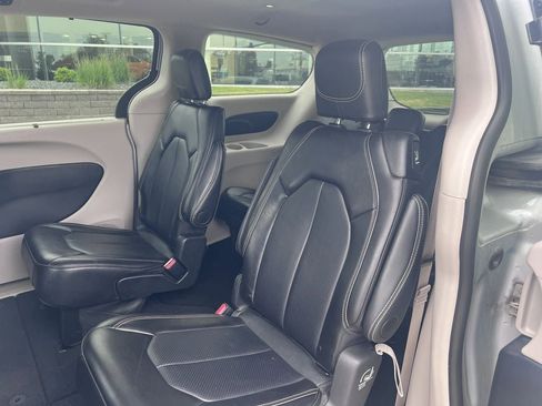 Used 2024 Chrysler Pacifica Touring-L FWD image 13