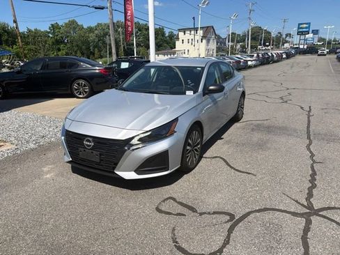 Used 2024 Nissan Altima 2.5 SV FWD image 1