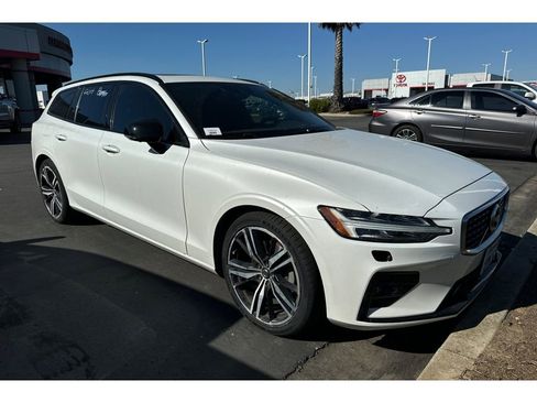 Used 2020 Volvo V60 T6 R-Design image 2