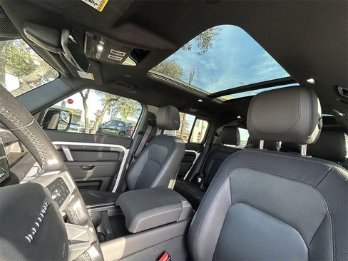 Used 2024 Land Rover Defender 130 X-Dynamic SE image 12