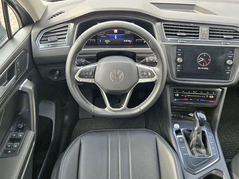 Certified 2023 Volkswagen Tiguan SE w/ Panoramic Sunroof Package FWD image 16