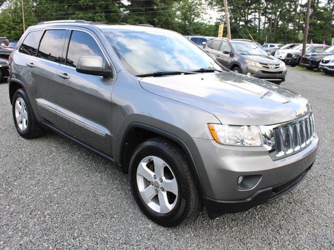 Used 2011 Jeep Grand Cherokee Laredo AWD/4WD image 4