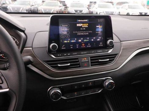 Used 2025 Nissan Altima 2.5 SV image 15