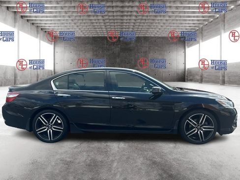 Used 2017 Honda Accord Touring image 4