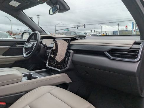 Used 2024 GMC Acadia Elevation image 12