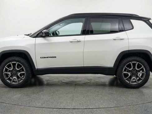 Used 2025 Jeep Compass Trailhawk image 5