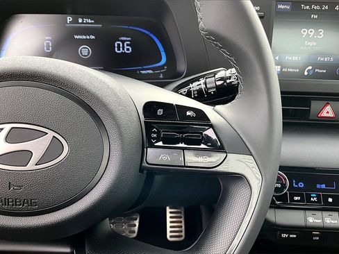 Used 2025 Hyundai Elantra Sport image 19