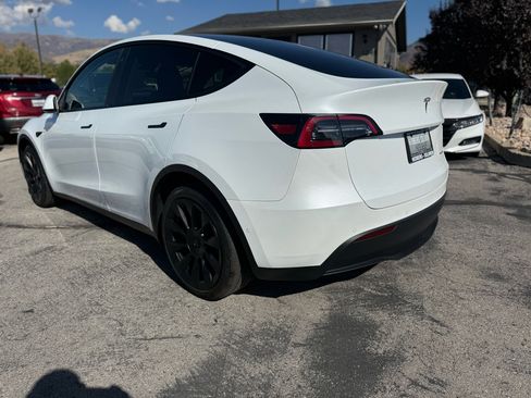 Used 2022 Tesla Model Y Long Range image 3
