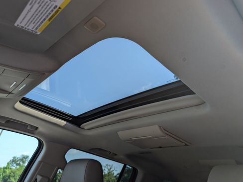 Used 2018 Chevrolet Suburban LT w/ LT Signature Package RWD image 15