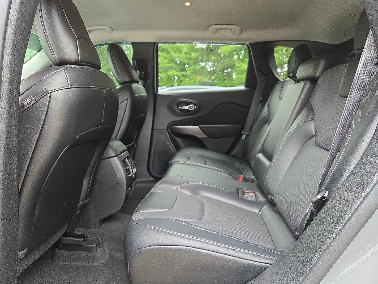 Used 2022 Jeep Cherokee Latitude Lux w/ Mopar Interior Package AWD/4WD image 10