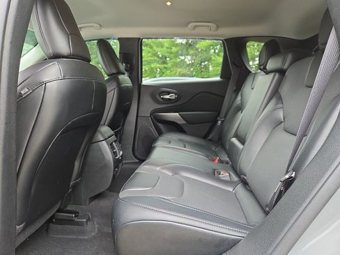 Used 2022 Jeep Cherokee Latitude Lux w/ Mopar Interior Package AWD/4WD image 10