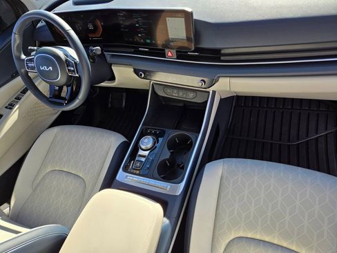 Used 2025 Kia Carnival EX image 18