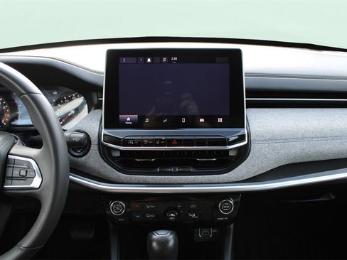 Used 2024 Jeep Compass Latitude image 18