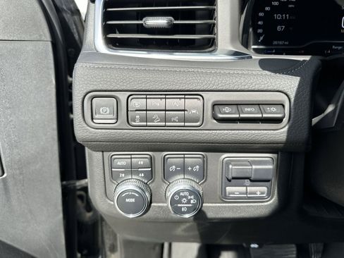 Used 2024 GMC Yukon Denali w/ Advanced Technology Package AWD/4WD image 18