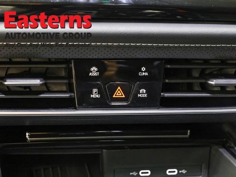 Used 2025 Volkswagen Atlas SE FWD image 18