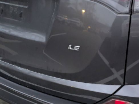 Used 2018 Toyota RAV4 LE image 8