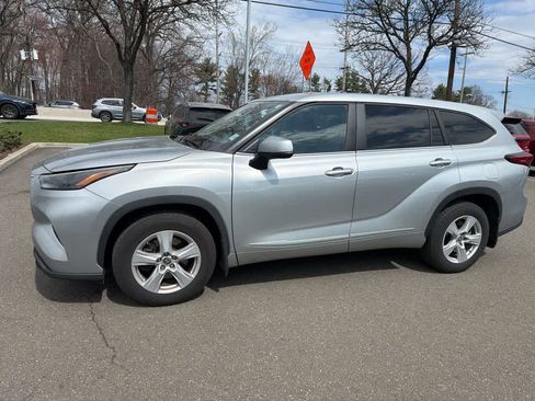 Used 2023 Toyota Highlander LE image 4