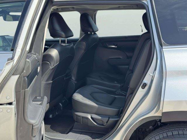 Used 2021 Toyota Highlander XLE AWD/4WD image 37