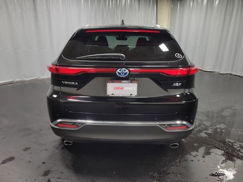 Used 2023 Toyota Venza XLE AWD/4WD image 7
