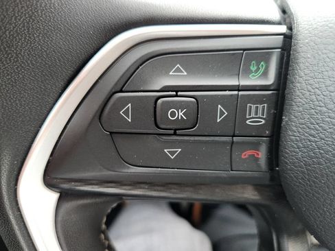 Used 2024 Jeep Grand Cherokee Laredo AWD/4WD image 17
