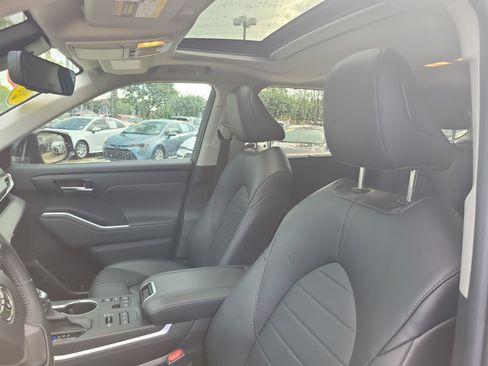 Used 2024 Toyota Highlander XLE AWD/4WD image 24