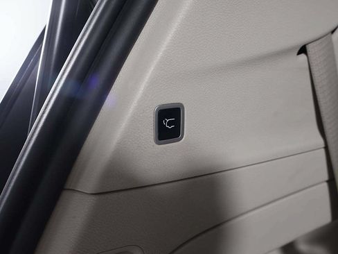 Used 2023 Chrysler Pacifica Touring-L FWD image 18