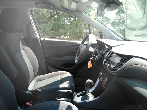 Used 2020 Chevrolet Trax LT AWD/4WD image 16
