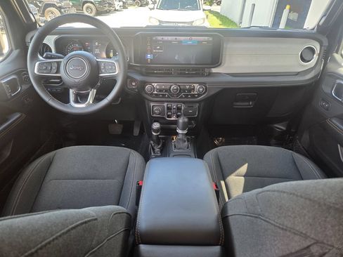 Used 2025 Jeep Wrangler Unlimited Sahara w/ Safety Group AWD/4WD image 16