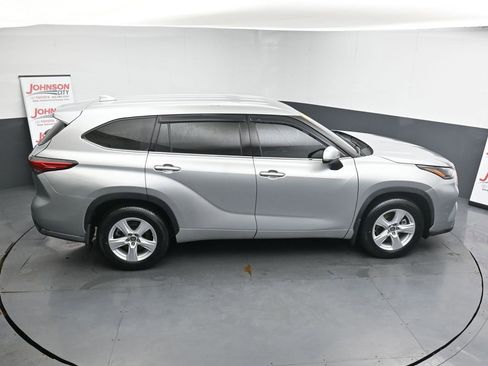 Used 2021 Toyota Highlander LE image 32