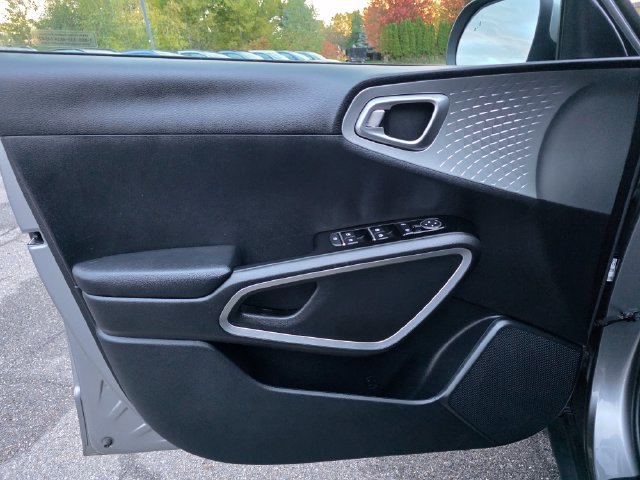 Certified 2025 Kia Soul LX w/ LX Technology Package FWD image 23