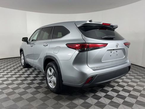 Used 2023 Toyota Highlander L FWD image 8
