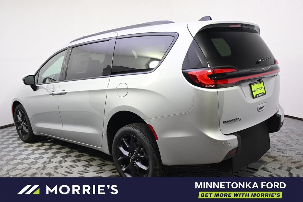 Used 2026 Chrysler Pacifica Select w/ S Appearance Package FWD image 4