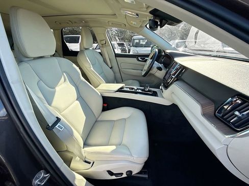 Used 2022 Volvo XC60 B5 Momentum image 33