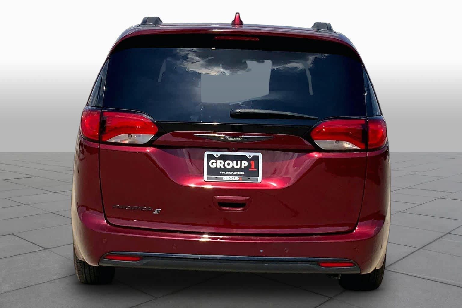 Used 2020 Chrysler Pacifica Touring-L w/ S Appearance Package FWD image 5