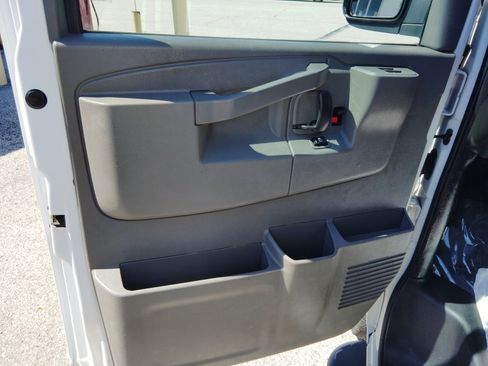 Used 2018 Chevrolet Express 2500 w/ Driver Convenience Package RWD image 10