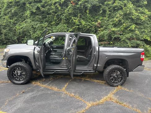 Used 2018 Toyota Tundra SR5 w/ SR5 Upgrade Package AWD/4WD image 19