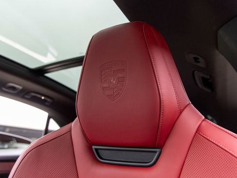 Certified 2024 Porsche Macan 4 Electric image 28