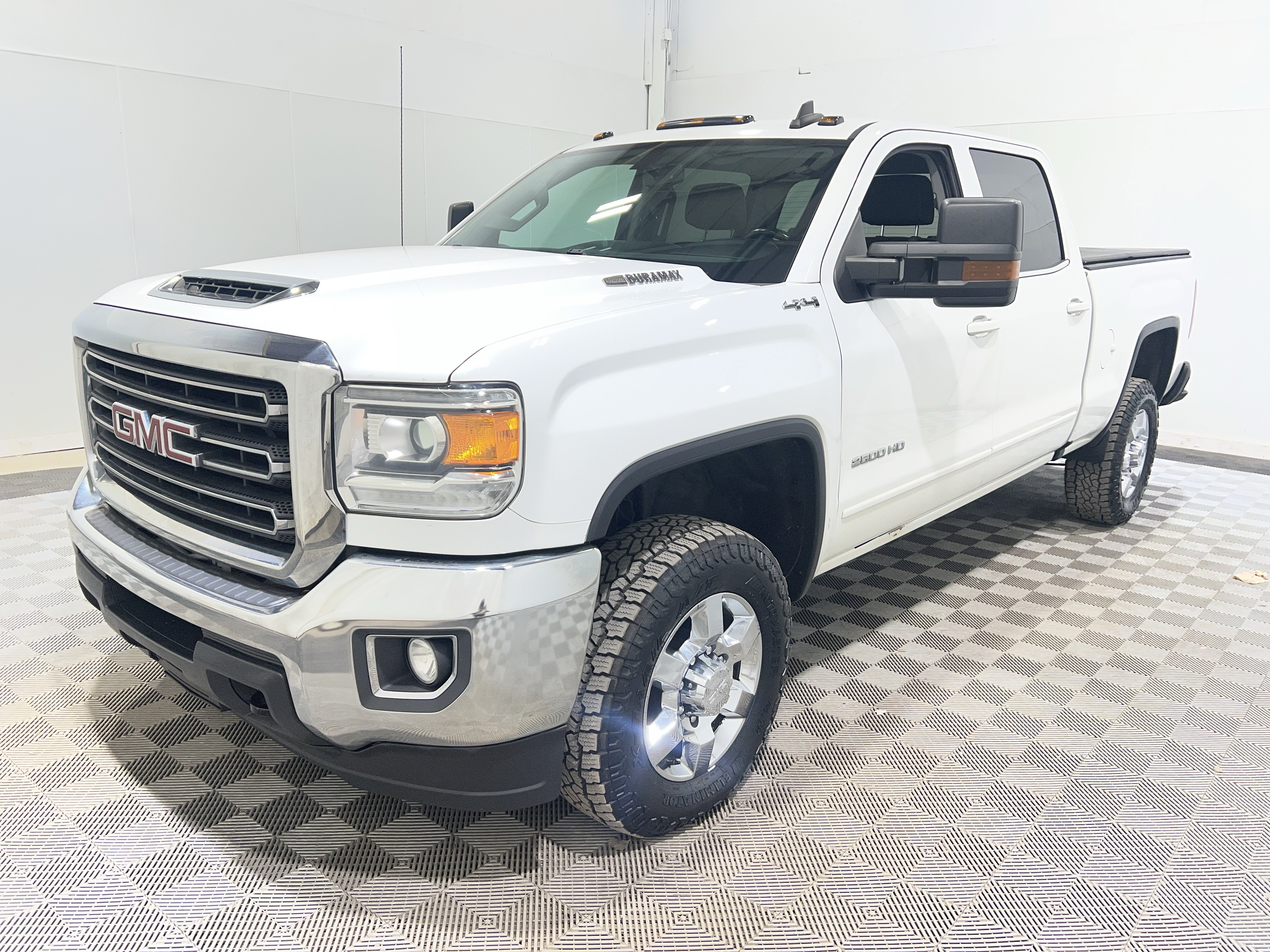 Used 2019 GMC Sierra 2500 SLE w/ SLE Preferred Package AWD/4WD image 1
