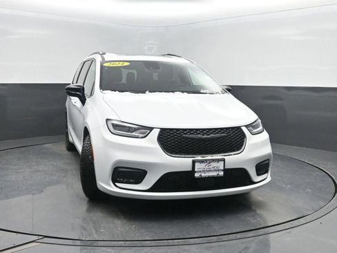 Used 2024 Chrysler Pacifica Premium image 46