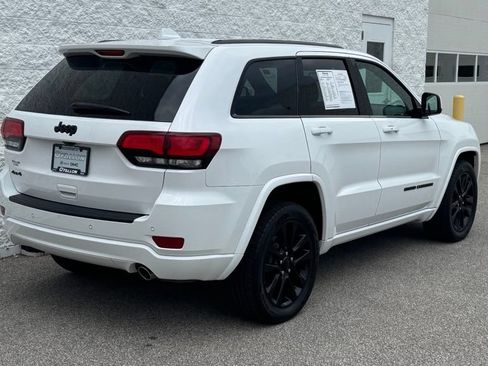 Used 2018 Jeep Grand Cherokee Altitude AWD/4WD image 3